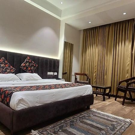 Hotel Alpine Plaza Shāhpur Eksteriør billede