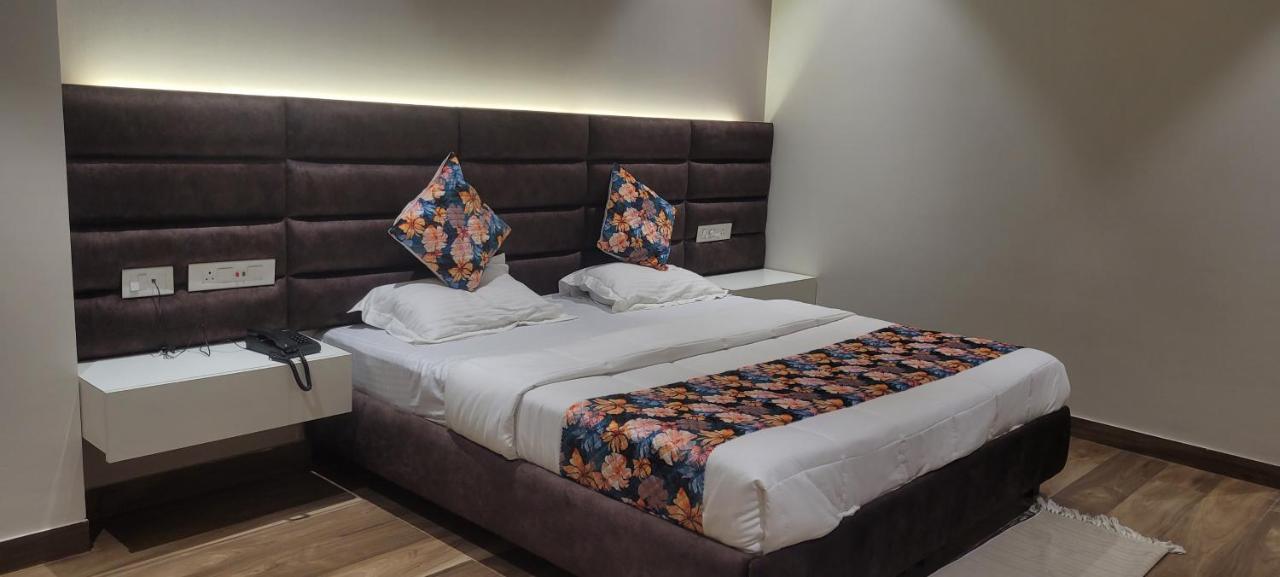 Hotel Alpine Plaza Shāhpur Eksteriør billede