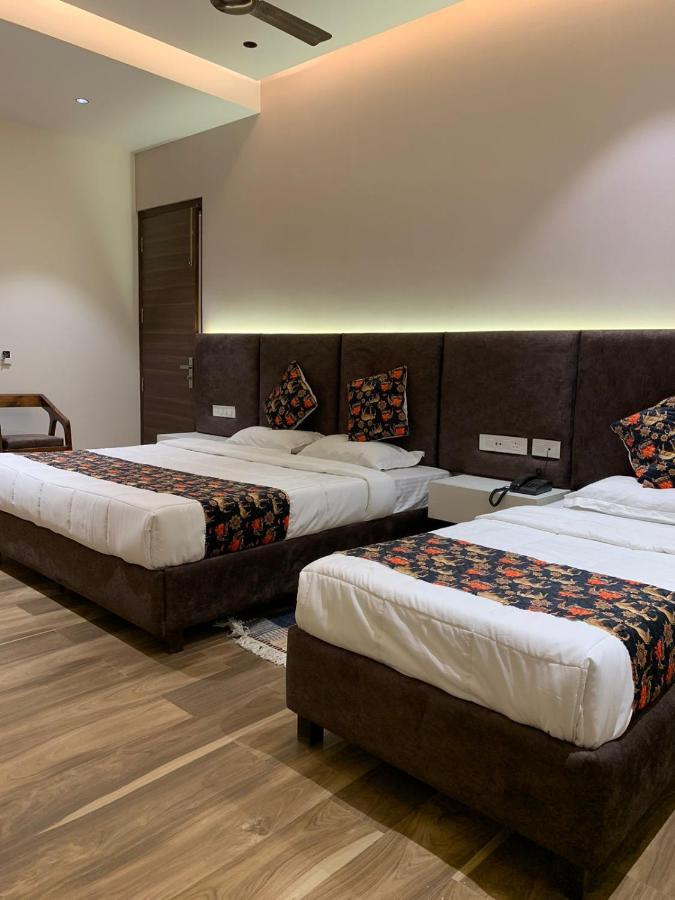 Hotel Alpine Plaza Shāhpur Eksteriør billede
