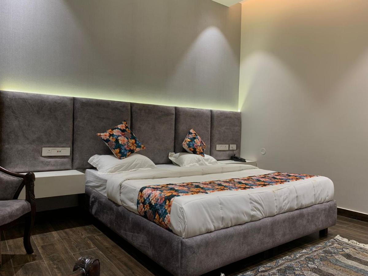 Hotel Alpine Plaza Shāhpur Eksteriør billede